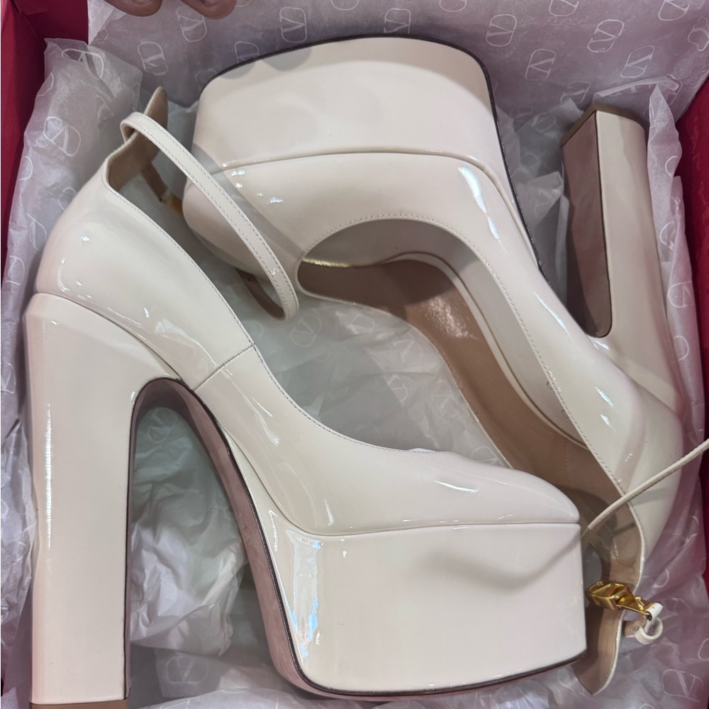 VALENTINO GARAVANI TAN-GO PLATFORM PUMP IN PATENT LEATHER 155 MM